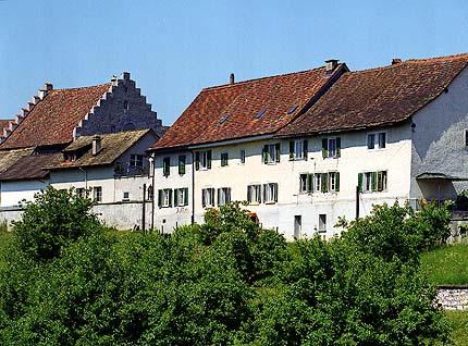 Häuserzeile der Unterstadt  -  die alte Stadtmauer von Rheinau